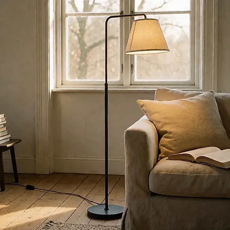 Remplacer la suspension au plafond par un luminaire sur pied pour éclairer le coin lecture du salon